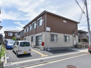 茶色い外観の建物