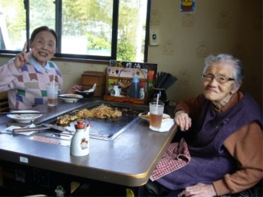 笑顔で会話する食事の場面