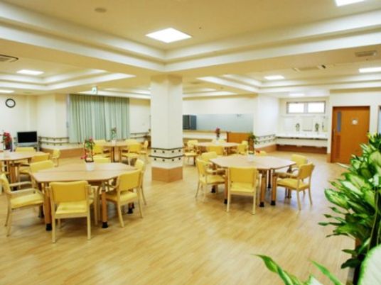 広々とした明るい食堂