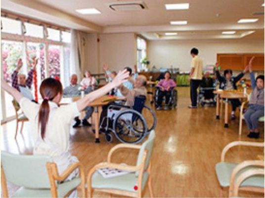 活動する人々とスタッフ