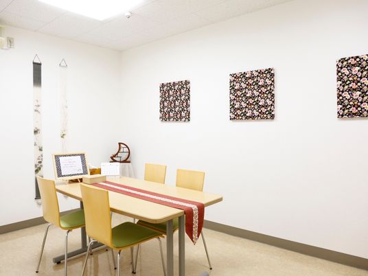  明るい休憩室のテーブル  