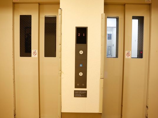  シンプルなエレベーターの扉 