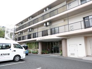  清潔感のある建物エントランス 