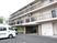  清潔感のある建物エントランス 