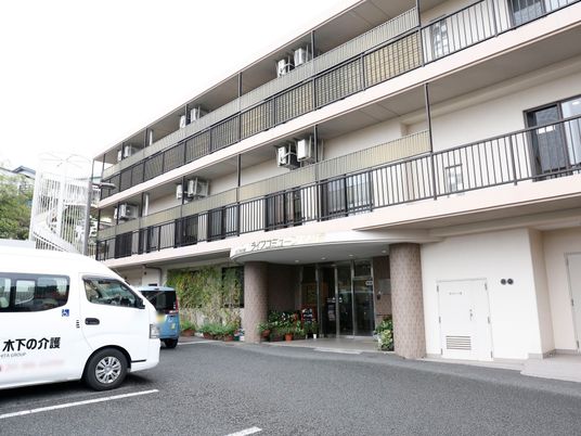  清潔感のある建物エントランス 