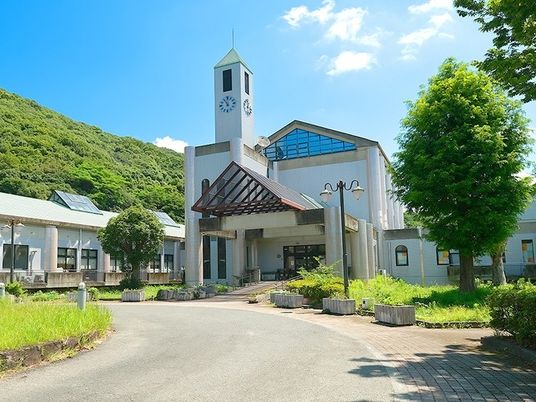 明るい外観の建物  