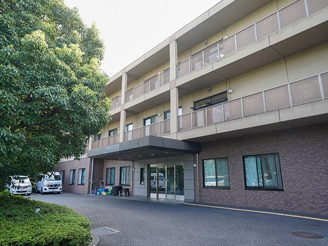 施設の外観 外観   大きな建物の前に木々と車寄せがあり、落ち着いた雰囲気です。出入口まわりが見やすく、来訪時の動線をイメージしやすいです。