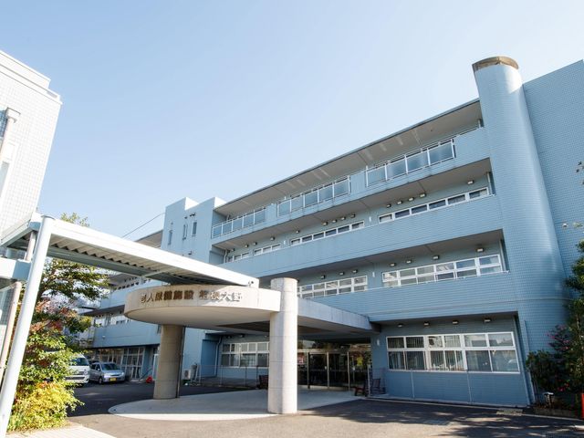 安心の建物外観 外観 広々とした駐車スペースと穏やかな雰囲気の建物が印象的です。