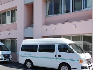 送迎車が停まる外観  