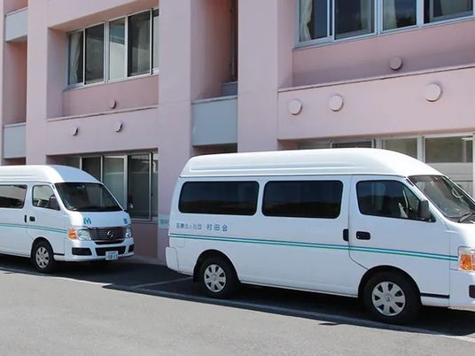 送迎車が停まる外観  