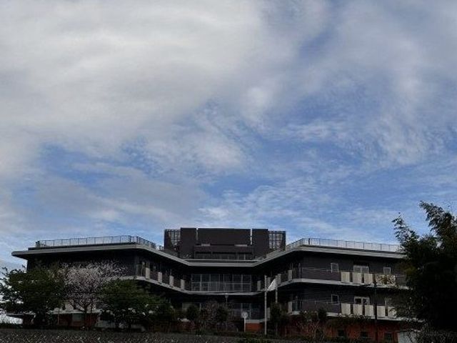 外観の建物 外観 開放的な緑に囲まれた建物は、自然の中で落ち着いた雰囲気を提供しています。