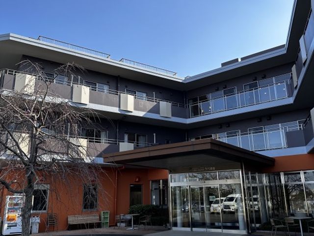 入りやすい外観 外観 広々としたエントランスが魅力的で、訪れる人を優しく迎え入れる雰囲気です。
