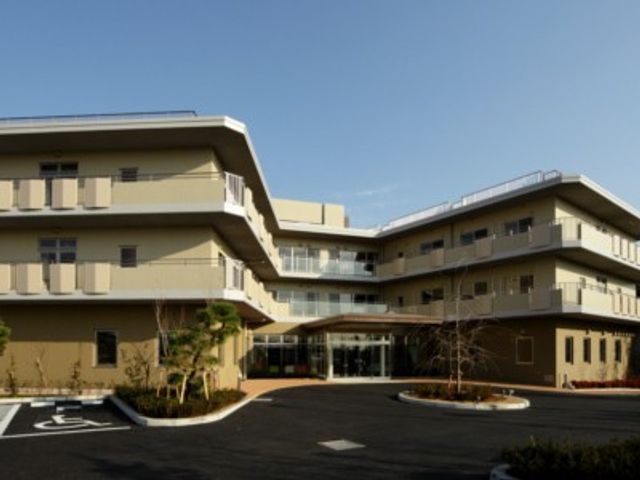 建物外観 外観   青空の下に、落ち着いた色合いの建物が広がっています。車寄せもあり、出入りしやすそうなつくりです。
