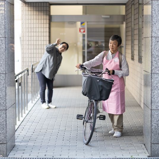 自転車を押す女性のエントランス