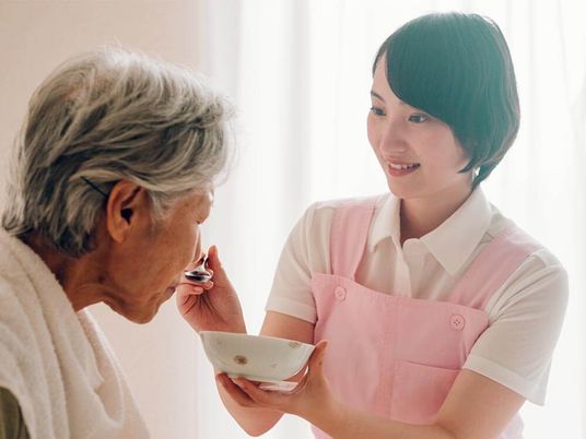 介護者が食事の介助