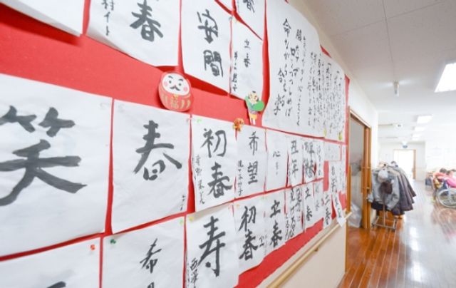 掲示物のある廊下 廊下 和やかな雰囲気の廊下には、様々な掲示物が並び、利用者同士のコミュニケーションが生まれます。