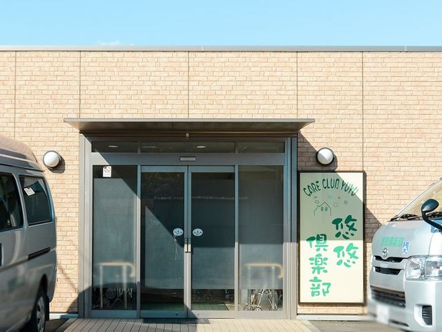 車両が停まった建物 外観 建物の自動ドア前には広いスペースがあり、車両の停車がしやすくなっています。