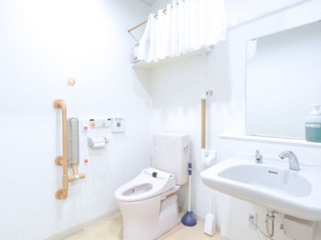 清潔なトイレ空間 トイレ 手すりが設置されたトイレで安全性が高まっています。明るく清潔な空間で安心できます。