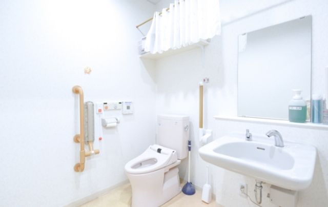 清潔なトイレ空間 トイレ 手すりが設置されたトイレで安全性が高まっています。明るく清潔な空間で安心できます。