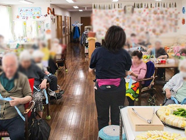 アクティビティルーム 多目的室 住人たちが集まり、楽しく交流できるスペースです。活動に参加しながらのんびり過ごせます。