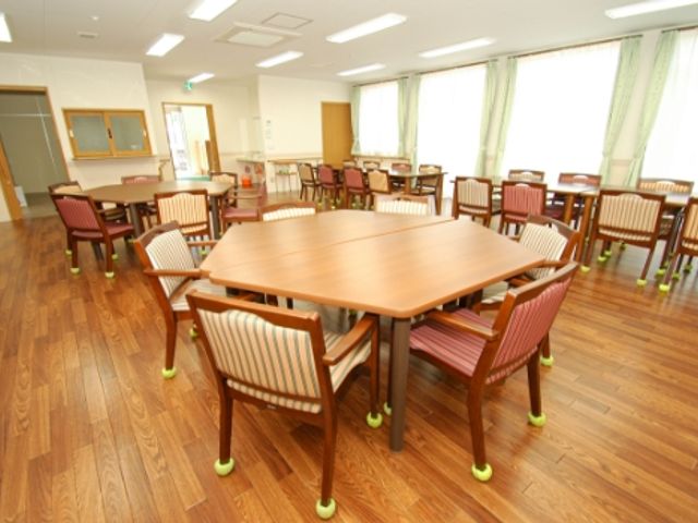 自然光あふれるダイニングルーム ダイニングルーム 広々とした空間に自然光がたっぷり差し込む明るいダイニングルームです。快適に過ごせます。