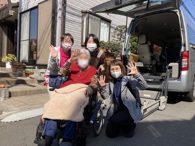 車椅子の方とスタッフのお出迎えの様子
