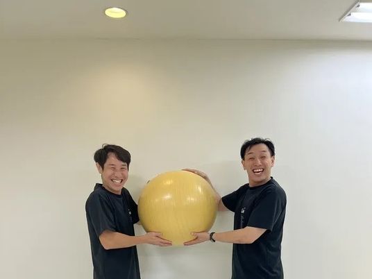 スタッフがボールを持つ多目的室  