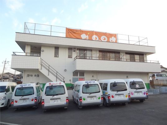 送迎車が並ぶ外観  