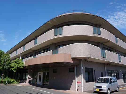 曲線的な外観の建物  