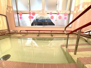 手すり付き浴槽の浴室  