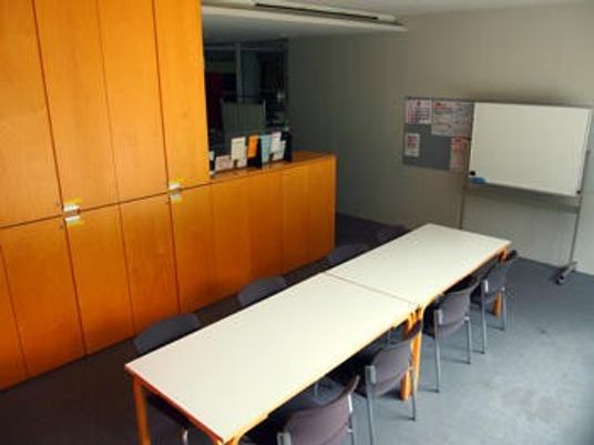 会議用テーブルのある多目的室  