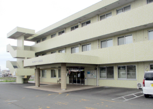 広々とした建物外観