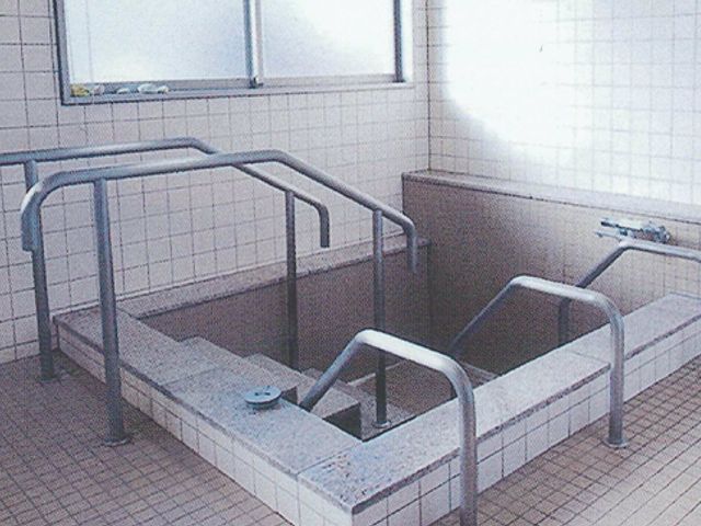 体験的な浴槽 浴室 介護のニーズに応える、手すり付きの浴槽です。利用者の安全を考慮した設計が特長です。