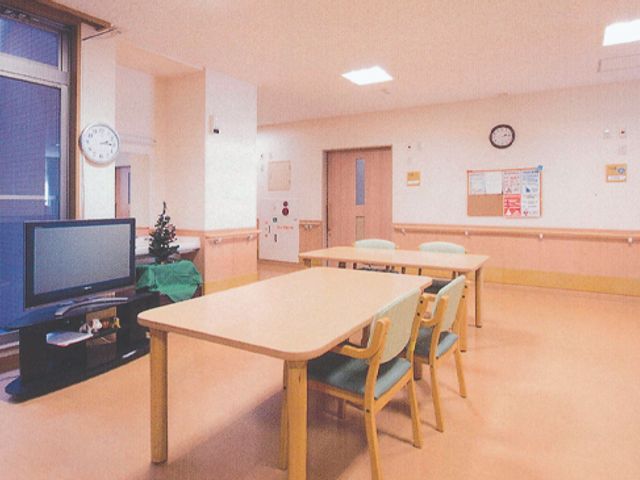 広々としたラウンジ ラウンジ 広い空間が確保された明るいラウンジです。リラックスしながらテレビを楽しむことができます。