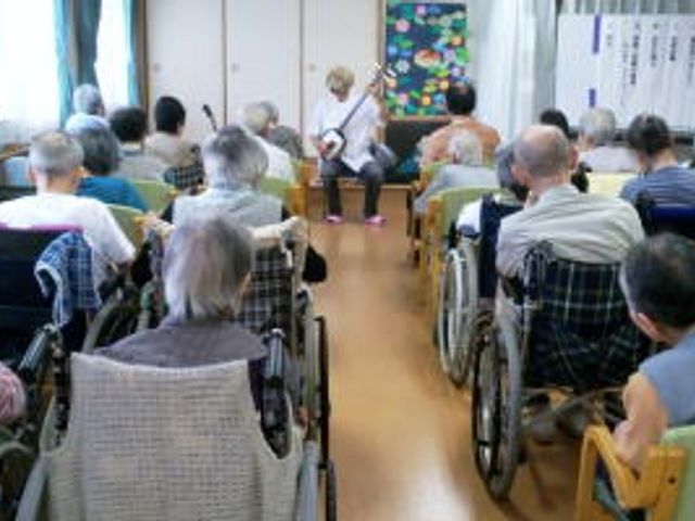 演奏会が開かれる部屋 多目的室 車椅子のまま参加可能な演奏会です。和やかな雰囲気でリラックスできる空間が広がります。