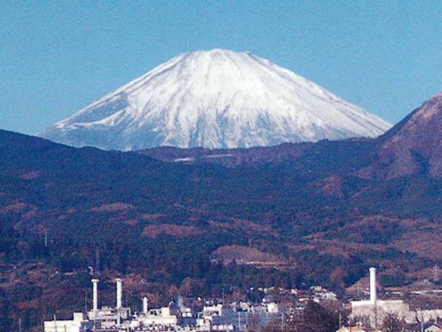 山々の背景 外観 広大な自然に囲まれた場所で、快適な環境での生活が待っています。