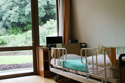 緑に面した明るい居室