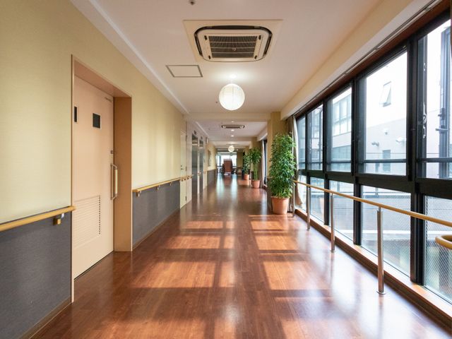 自然光あふれる廊下 廊下 大きな窓から自然光が降り注ぐ廊下です。居心地の良い空間が広がっています。