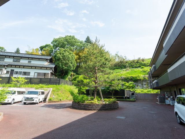緑が豊かな中庭 中庭 緑に囲まれた静かな中庭があります。自然を感じながら、リフレッシュしたいときに最適です。