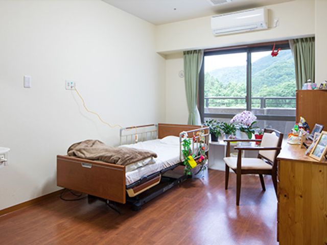 大きな窓のある居室 居室 広々とした居室は、自然光が差し込む暖かい空間です。快適に過ごせる設備が整っています。
