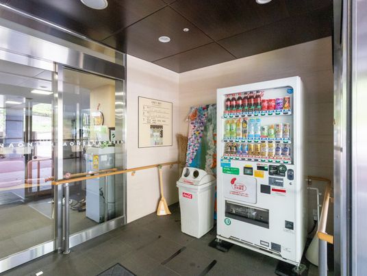 自販機と手すりがある廊下