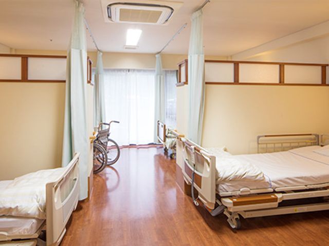 広々とした居室 居室 居室には、自然光が入る大きな窓があり、明るく清潔感のある空間です。車椅子も設置されています。