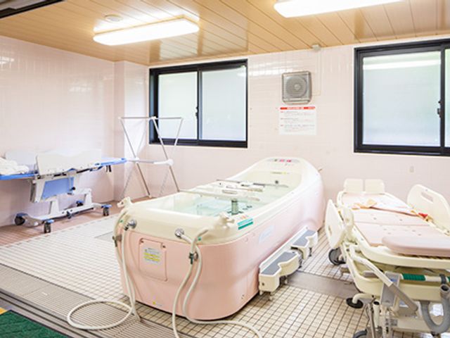 入浴設備のある部屋 浴室   自然光が差し込む明るい空間で、設備が充実した入浴スペースになります。各種サポートが可能です。