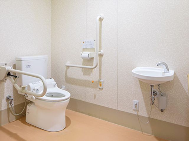 清潔な設備のあるトイレ トイレ 手すりが設置された安心設計のトイレです。快適にお使いいただけます。