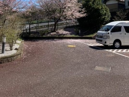 桜の見える駐車場外観