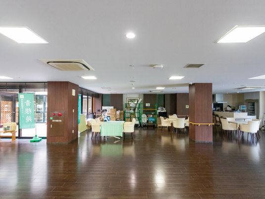 暗い木目の床と椅子の部屋