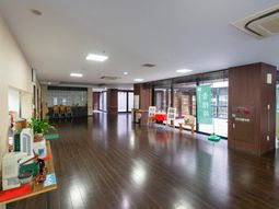 落ち着いた色合いの廊下