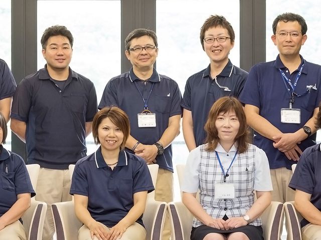 10人のスタッフが集まる場所 スタッフイメージ 笑顔いっぱいのスタッフが揃う職場です。チームワークを大切にし、安心して働けます。