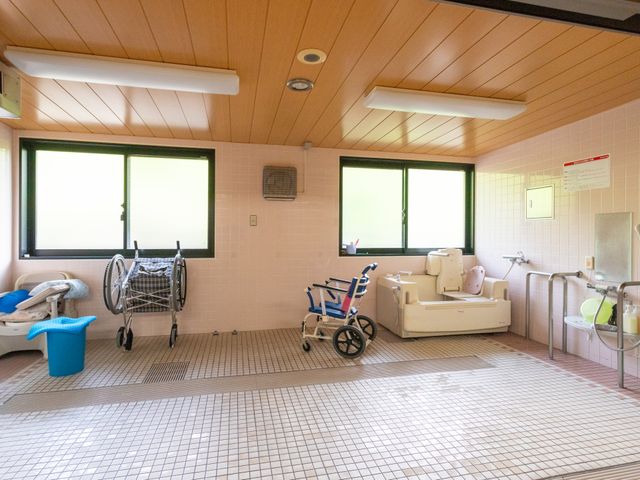 明るい洗面所 浴室 広々とした浴室は、車椅子の利用にも適した設計で、明るい光が差し込みます。介助がしやすい環境が整っています。