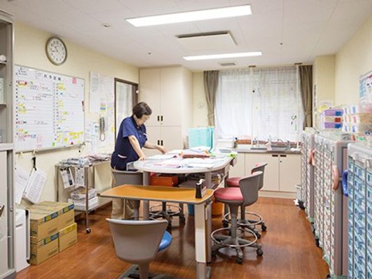 スタッフが作業する休憩室  